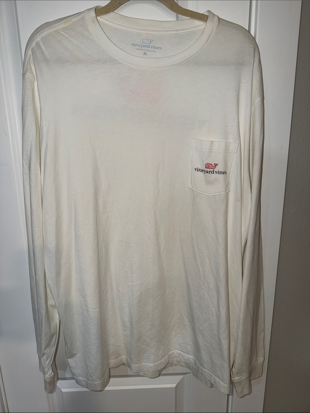 Vineyard Vines Men's Long-Sleeve Pocket Tee in Cream with Pink Whale
